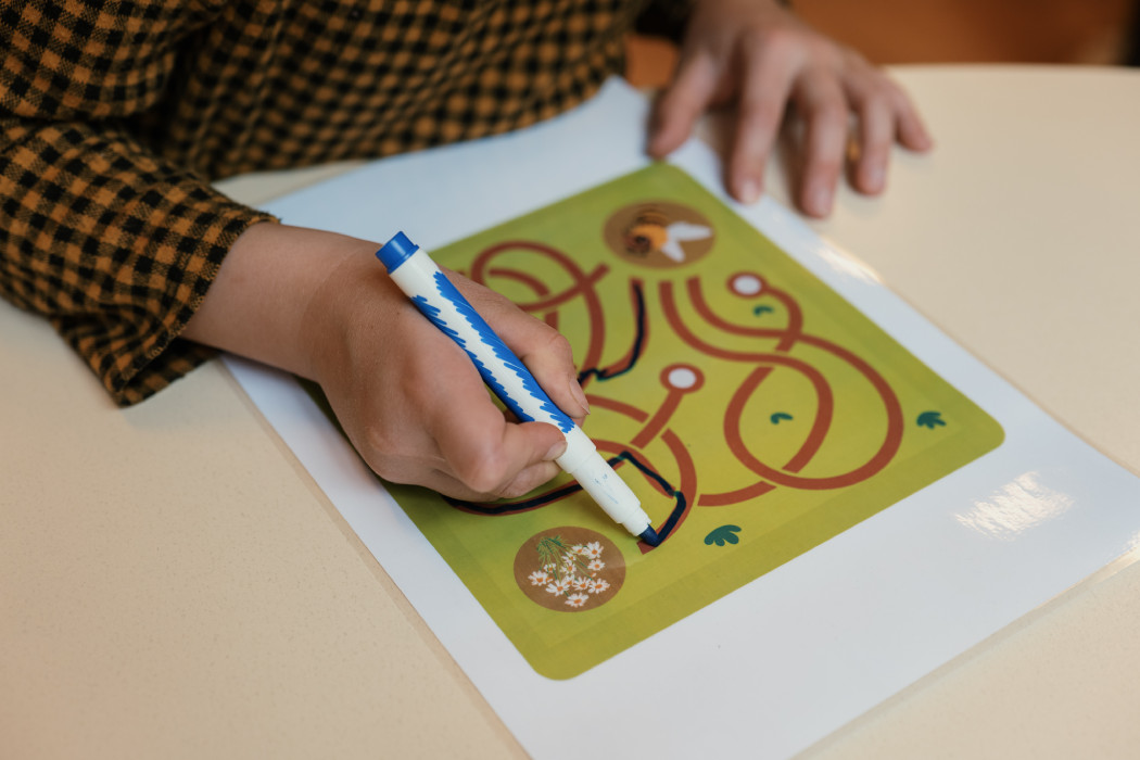 Vaikas piešia liniją