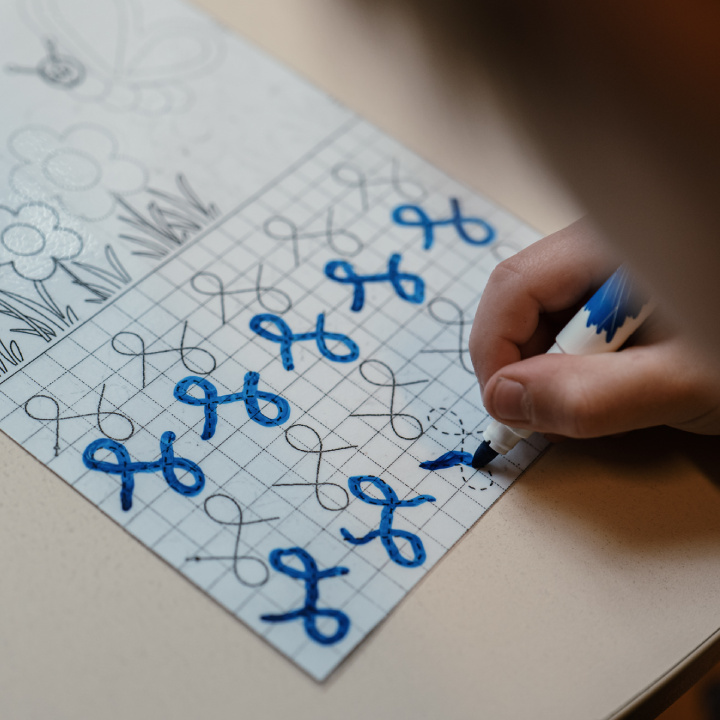 Vaikas piešia simbolius