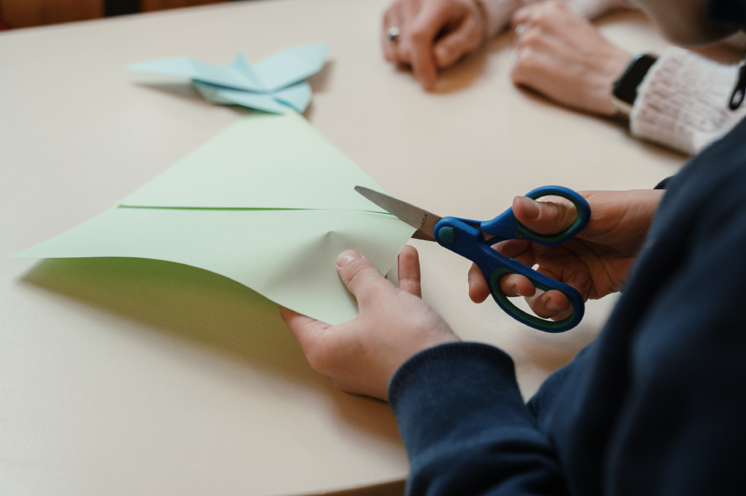 Vaikas dirba su popieriumi