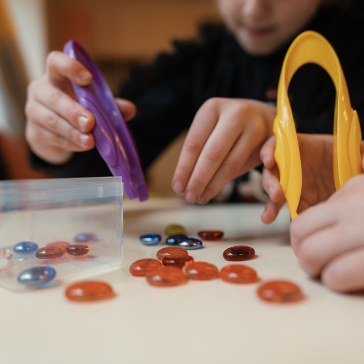 Vaikas žaidžia su akmenukais